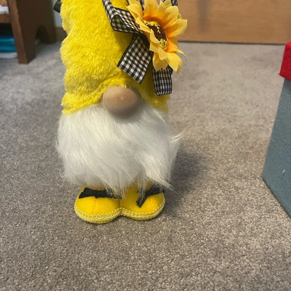 Yellow sunshine flower decoration gnomes - Picture 3 of 9